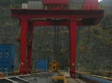 坝顶门机 